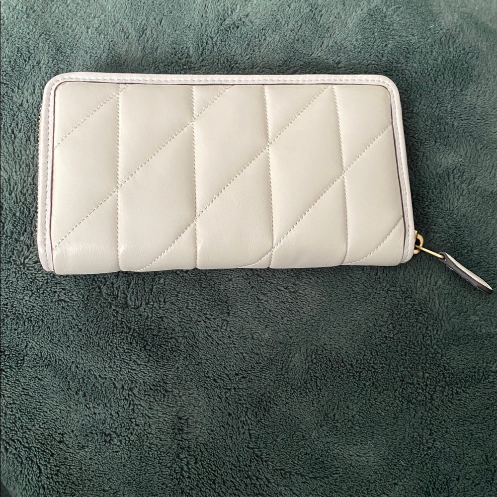 Accordion Zip Wallet With Pillow Quilting - Picture 3 of 6